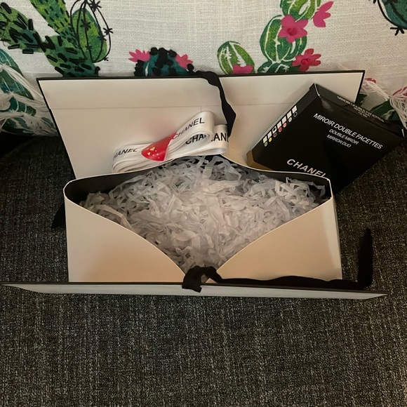 CHANEL BEAUTY Double Sided Purple Compact Mirror New IN Box - Picture 5 of 5